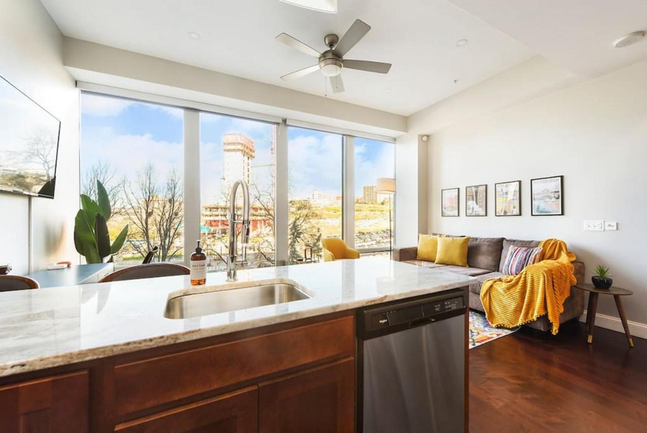 Hostwise Stays - The Washington At Chatham - Free Parking, Private Gym, Skyline Views! Pittsburgh Bagian luar foto